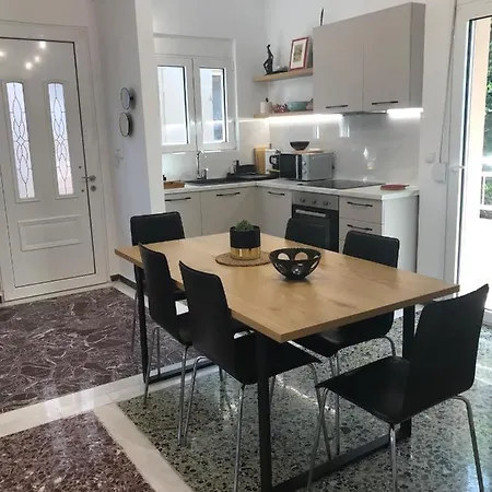 Patriko-bright 3-bedroom Vacation Home, 200m From The Beach. * Rethymnon