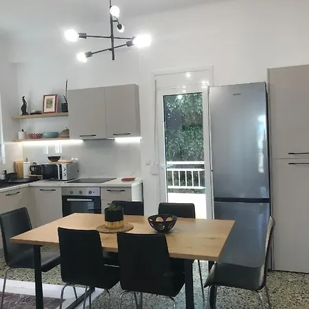 Patriko-bright 3-bedroom Vacation Home, 200m From The Beach. Case de vacanță Rethymnon